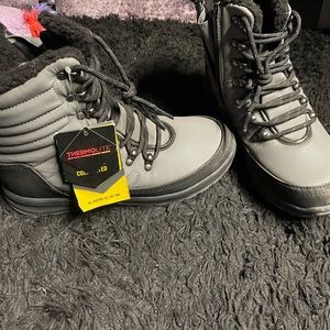 Khombu boots brand new 6.5